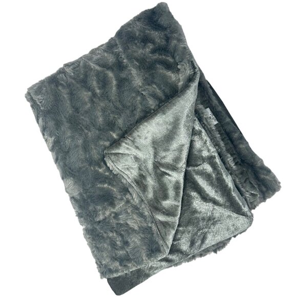 Marlo Lorenz THRO Plush Throw Blanket Gray Rosette Design Velvety Soft 42 x 58 - Picture 2 of 10